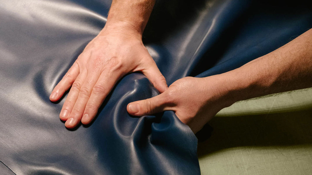 Artisan travaillant le cuir pour la fabrication de chaussures au Maroc