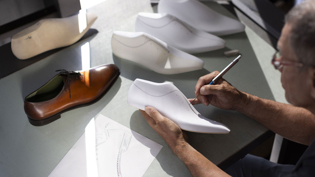 Artisan concevant une chaussure en cuir élégante pour homme au Maroc