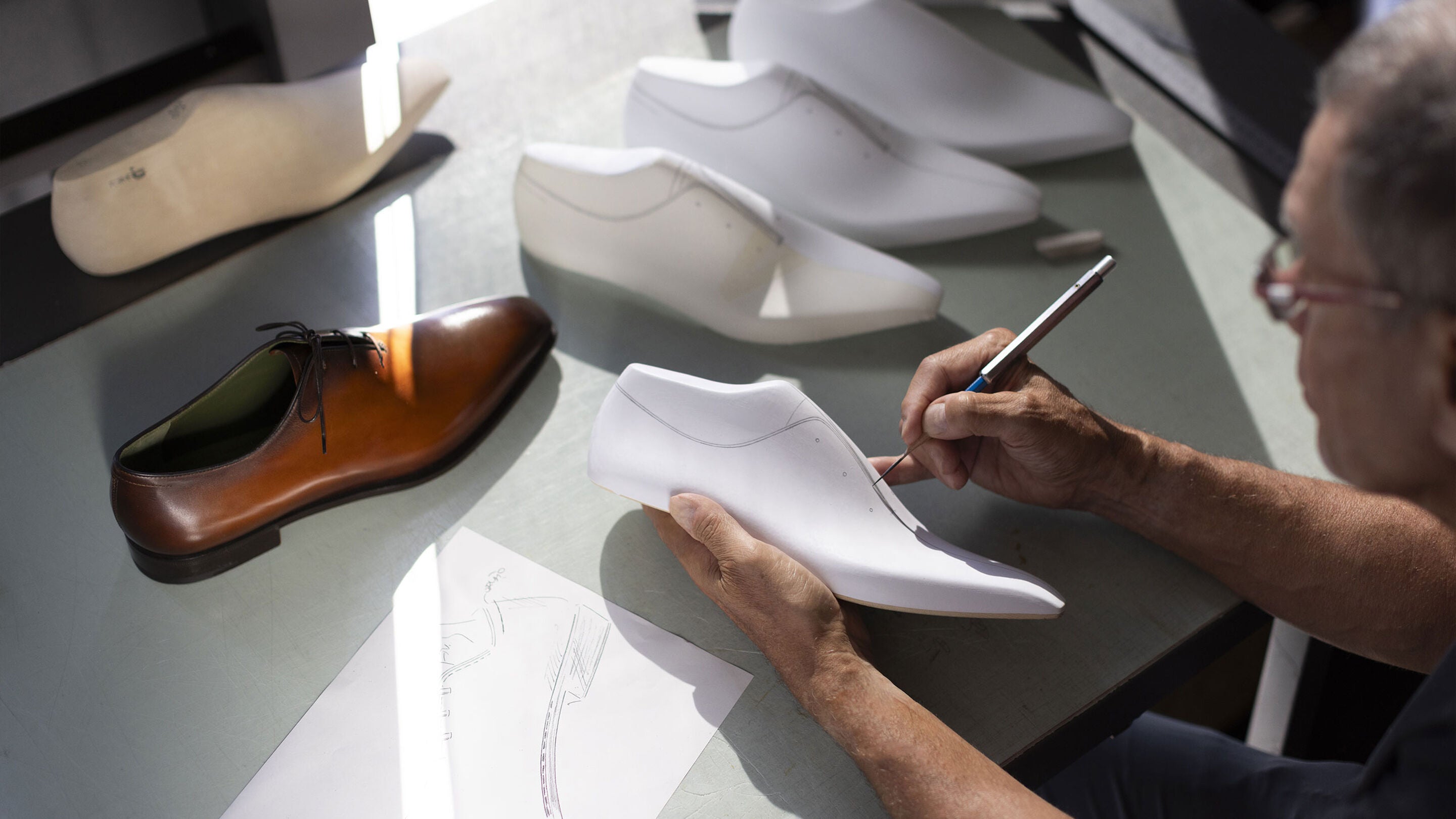 Artisan concevant une chaussure en cuir élégante pour homme au Maroc